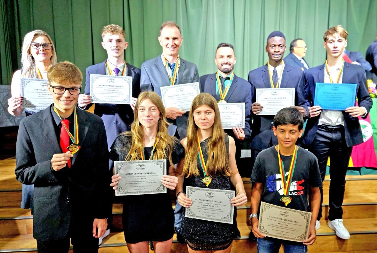 Federação de Atletismo do RS homenageia atletas e Colégio Teutônia