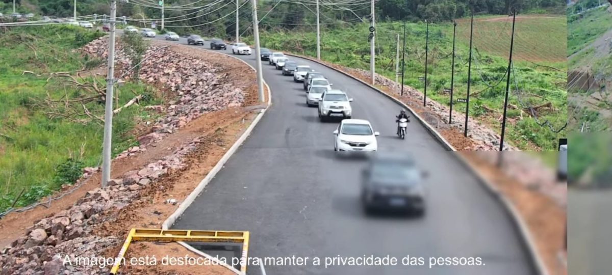 Micro-ônibus colide e derruba goleira da Ponte de Ferro