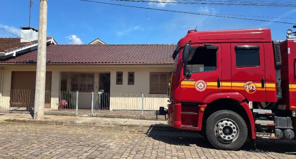 Incêndio atinge casa no bairro Auxiliadora, em Estrela