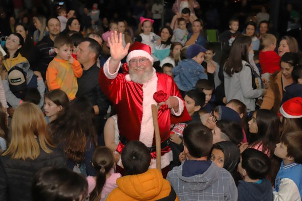 Papai Noel encanta crianças em Doutor Ricardo