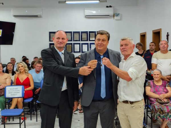 Dullius e Dingola trocam as chaves da prefeitura em Cruzeiro do Sul