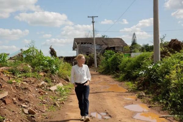 Atriz Cate Blanchett visita áreas atingidas por enchentes no Vale