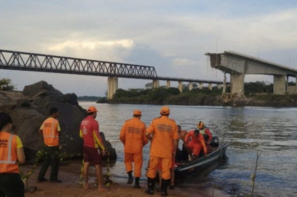 Dois corpos são encontrados, e sobe para seis número de mortos em queda de ponte