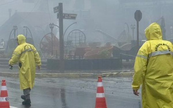 Corpos de vítimas da queda de avião são retirados em Gramado