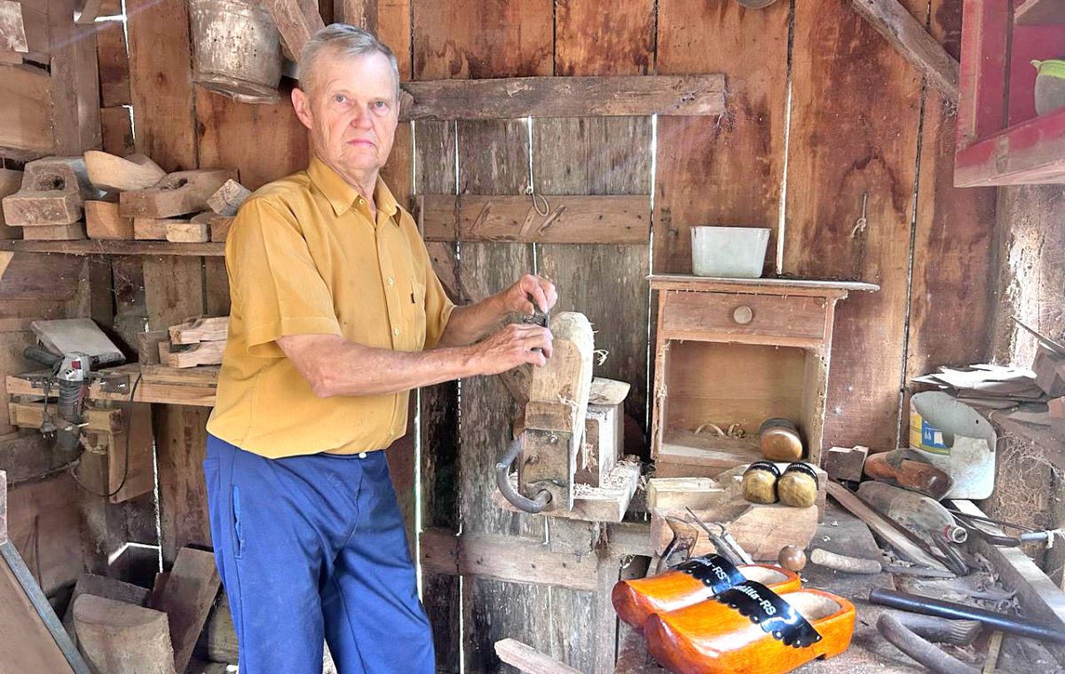 Produzidos em madeira, sapatos de pau mantêm viva a cultura alemã