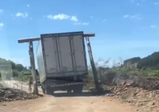 Caminhão arrasta delimitador de ponte provisória