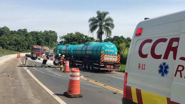 Veículo capota na BR-386 em Marques de Souza