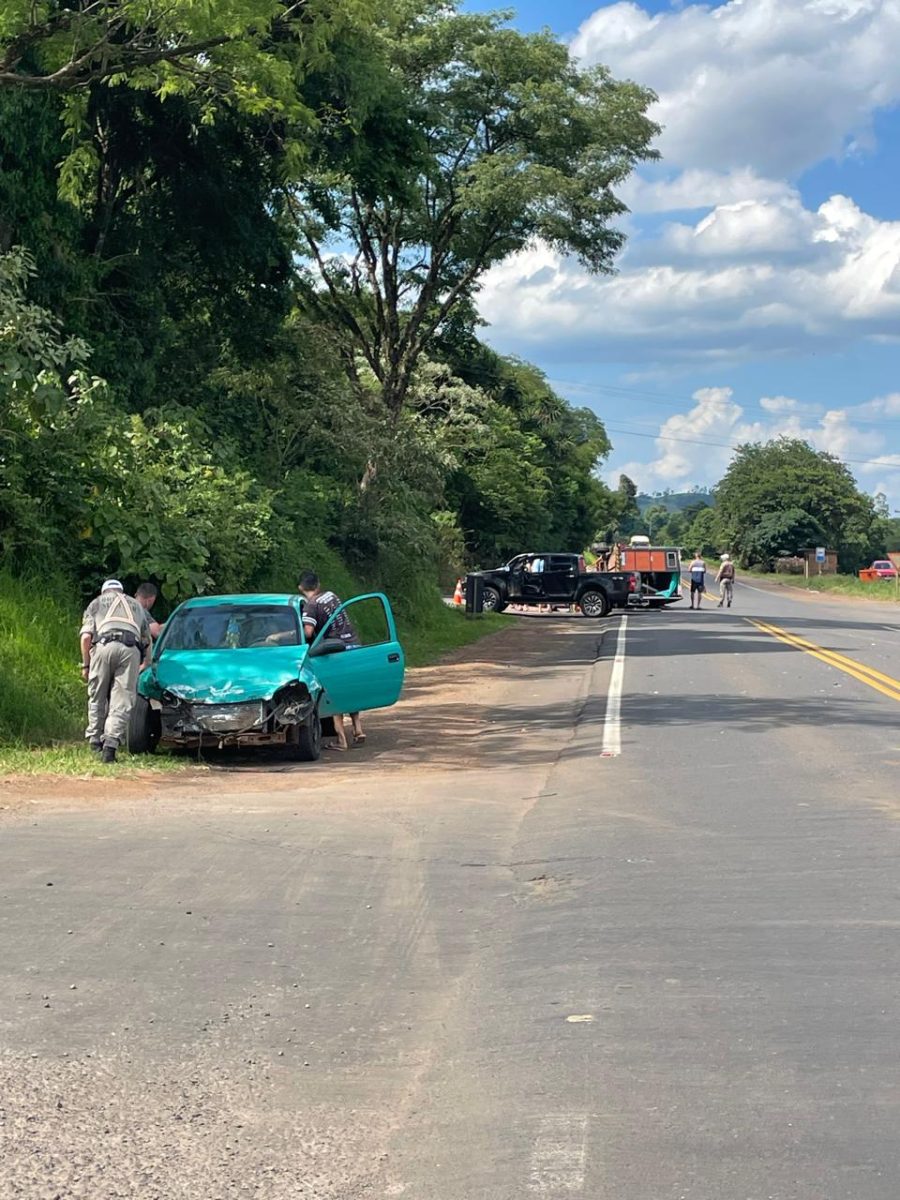 Corsa invade pista contrária e causa acidente na RSC-453