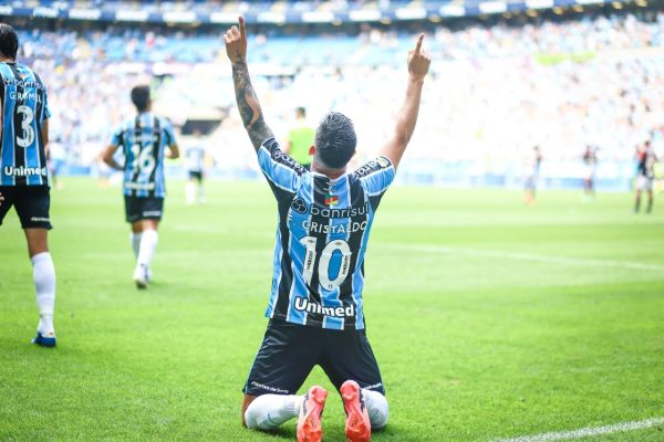 Grêmio vence na Arena e se livra do risco de rebaixamento