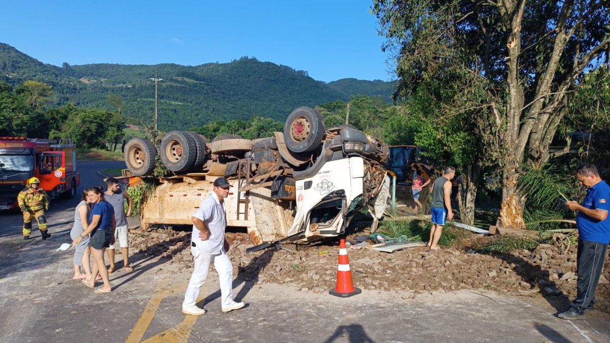 Caminhão tomba e bloqueia tráfego no trevo de Progresso