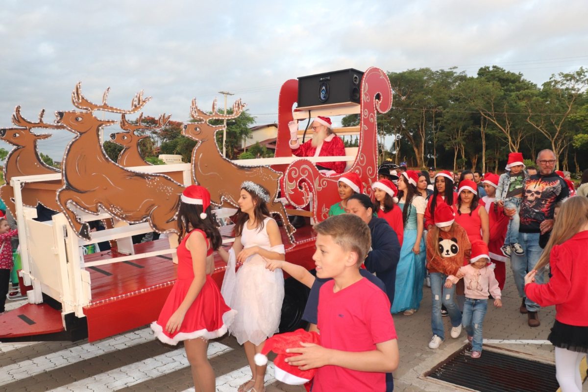 Três mil pessoas participam da chegada do Noel em Mato Leitão