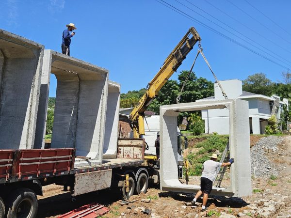 Galerias para obras de drenagem no bairro Porto XV chegam a Encantado