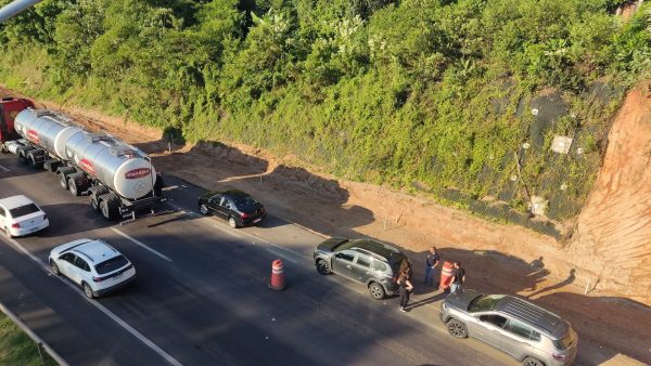 Colisão envolvendo seis veículos deixa trânsito lento na BR-386