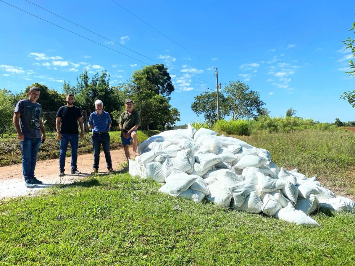 Venâncio Aires entrega kits para correção do solo a agricultores familiares