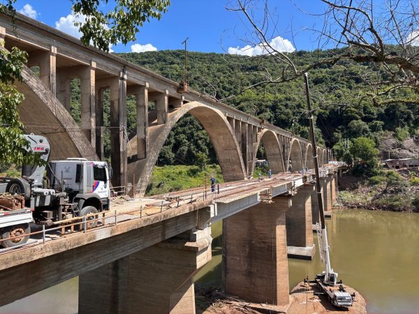 Obra de reconstrução da Ponte Brochado da Rocha alcança 80% de conclusão