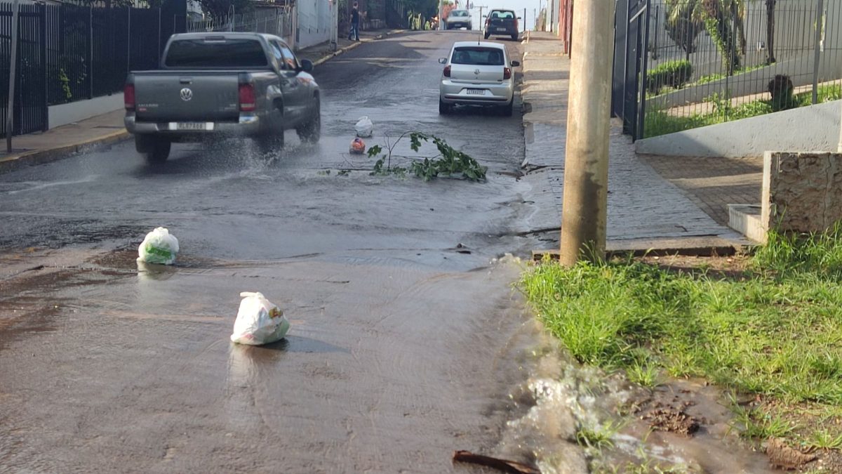 Cano estourado na rua Padre Theodoro Amstad causa transtornos aos condutores