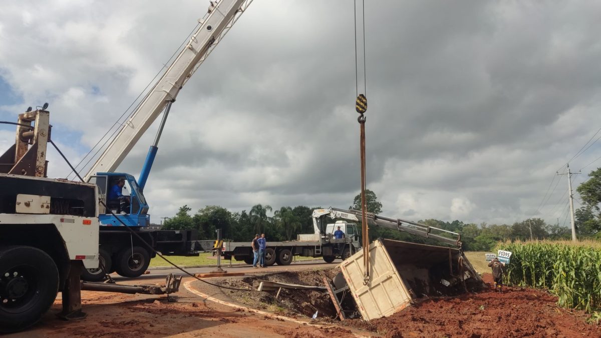 Carreta de entulhos é removida na RSC-453