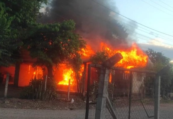 Bombeiros combatem incêndio criminoso em residência