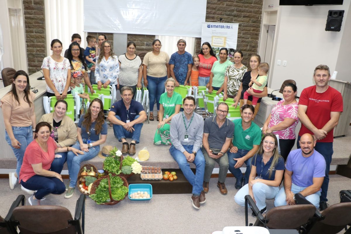 Ato em Arvorezinha reúne famílias participantes do programa de fomento