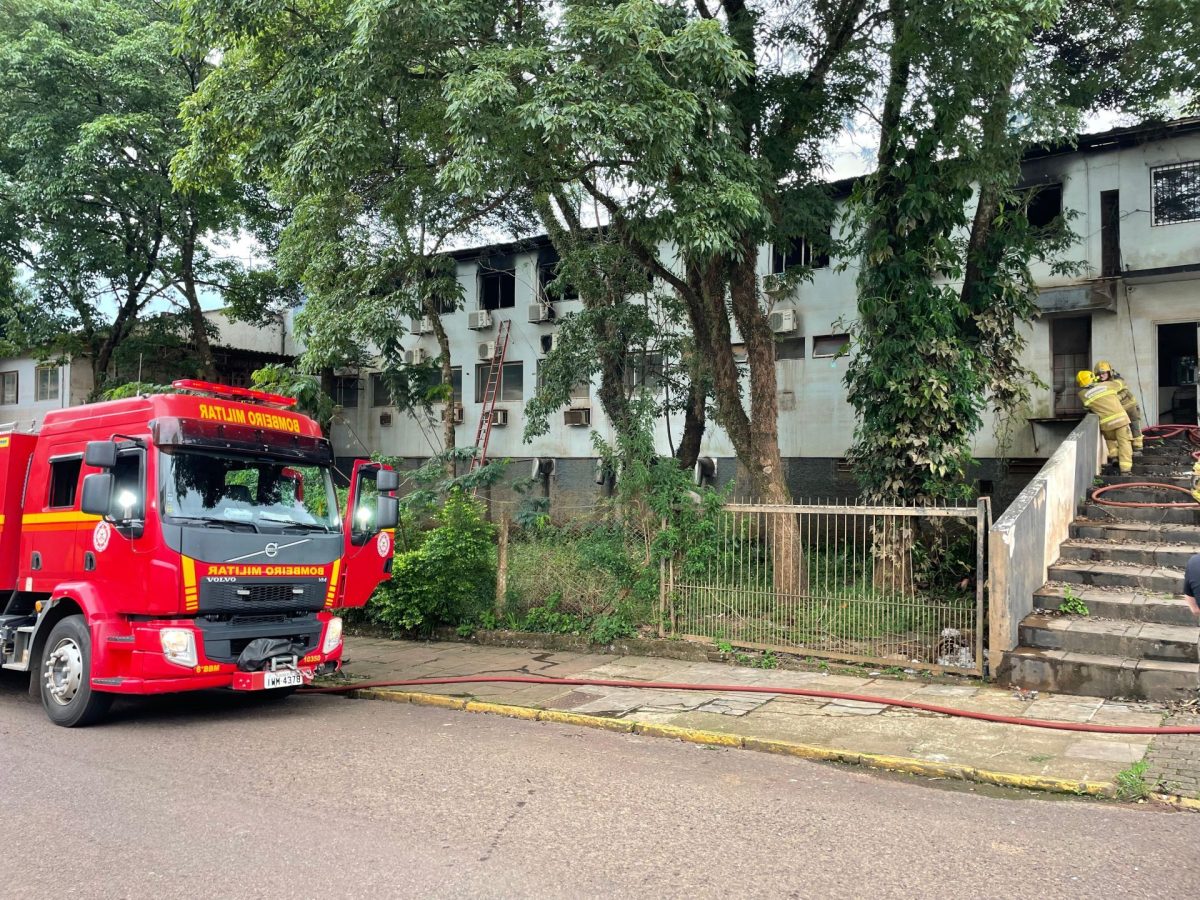 Bombeiros controlam incêndio no antigo prédio da Polícia Civil