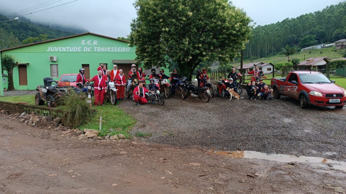 Vestidos de Papai Noel, trilheiros entregam presentes em Travesseiro