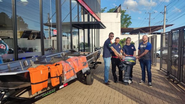 Docile doa barco motorizado para associação de Cruzeiro do Sul