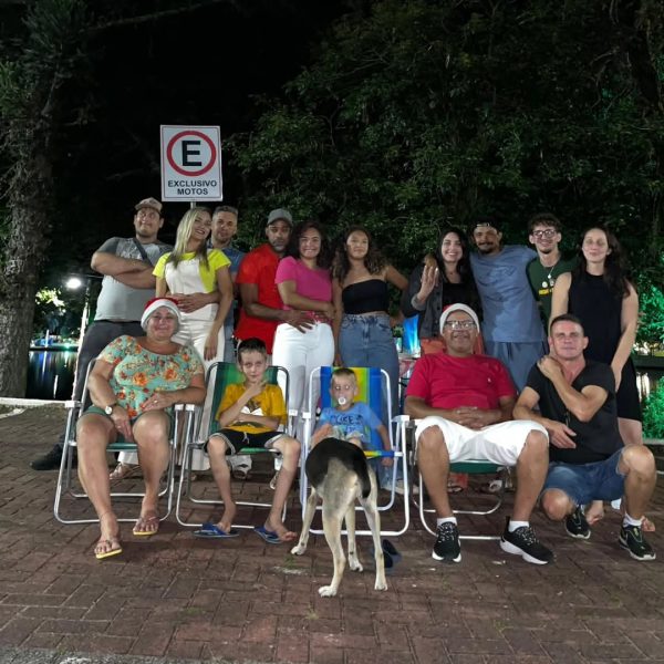 Família faz ceia de Natal na frente de hospital para celebrar com matriarca