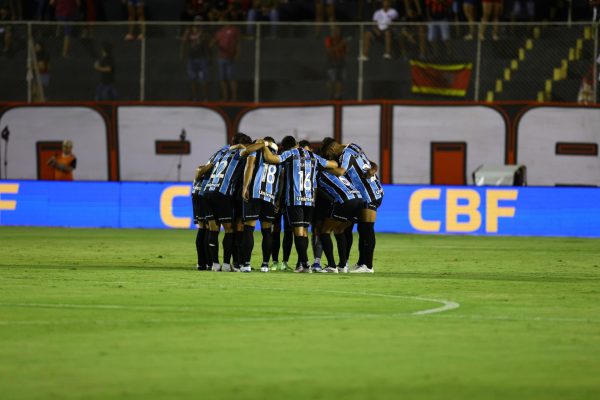 Grêmio e Vitória empatam em 1 a 1 no Barradão