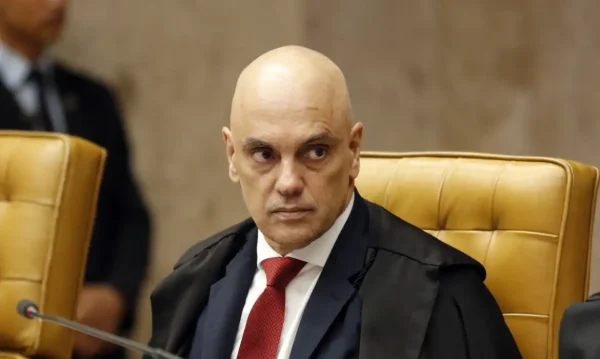 Maioria do STF nega recurso para tirar Moraes do inquérito de golpe