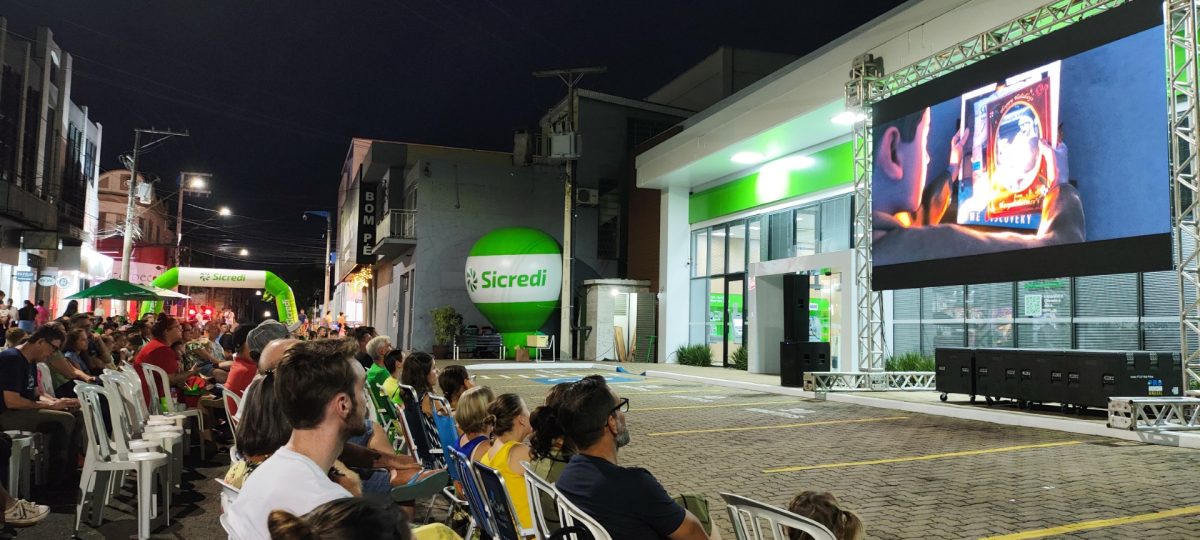 Cinema ao ar livre leva diversão e emoção a famílias no centro de Estrela