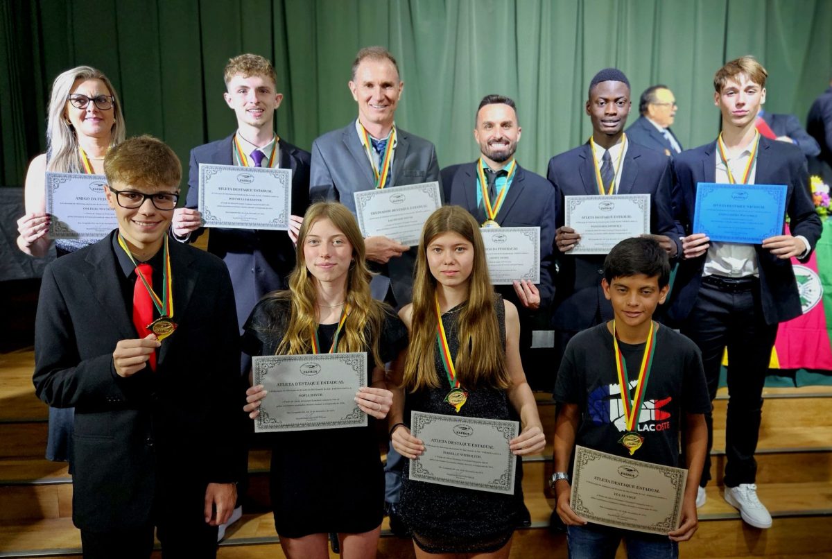 Federação de Atletismo do RS homenageia atletas e Colégio Teutônia