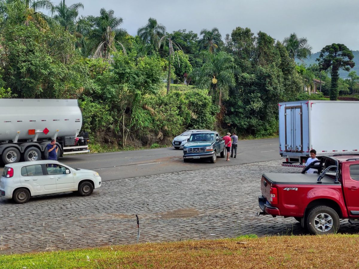 Colisão entre caminhonetes causa lentidão na ERS-130, em Arroio do Meio