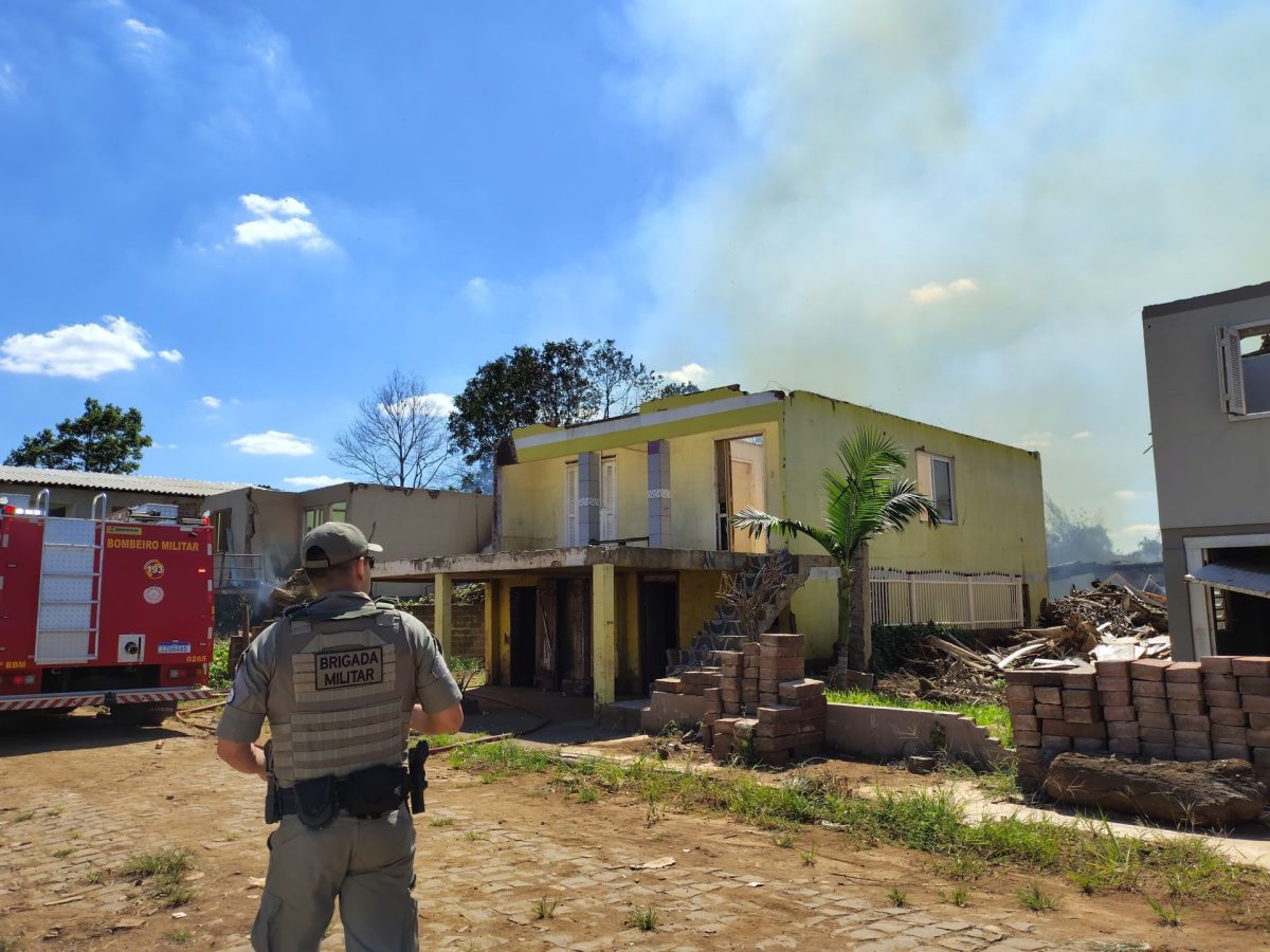 Incêndio atinge entulhos e ameaça casas em Arroio do Meio