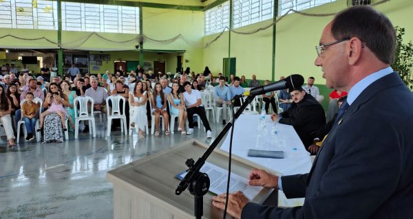 Maninho e Esmael são conduzidos ao cargo de prefeito e vice em Capitão