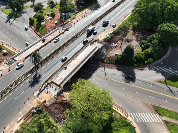 Implantação de pilar central em viaduto interfere no fluxo de avenida em Lajeado