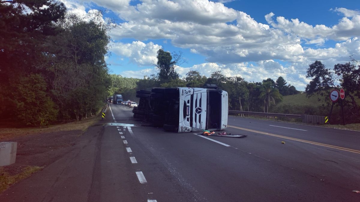 Carreta tomba e motorista fica ferido na BR-386, em Fazenda Vilanova