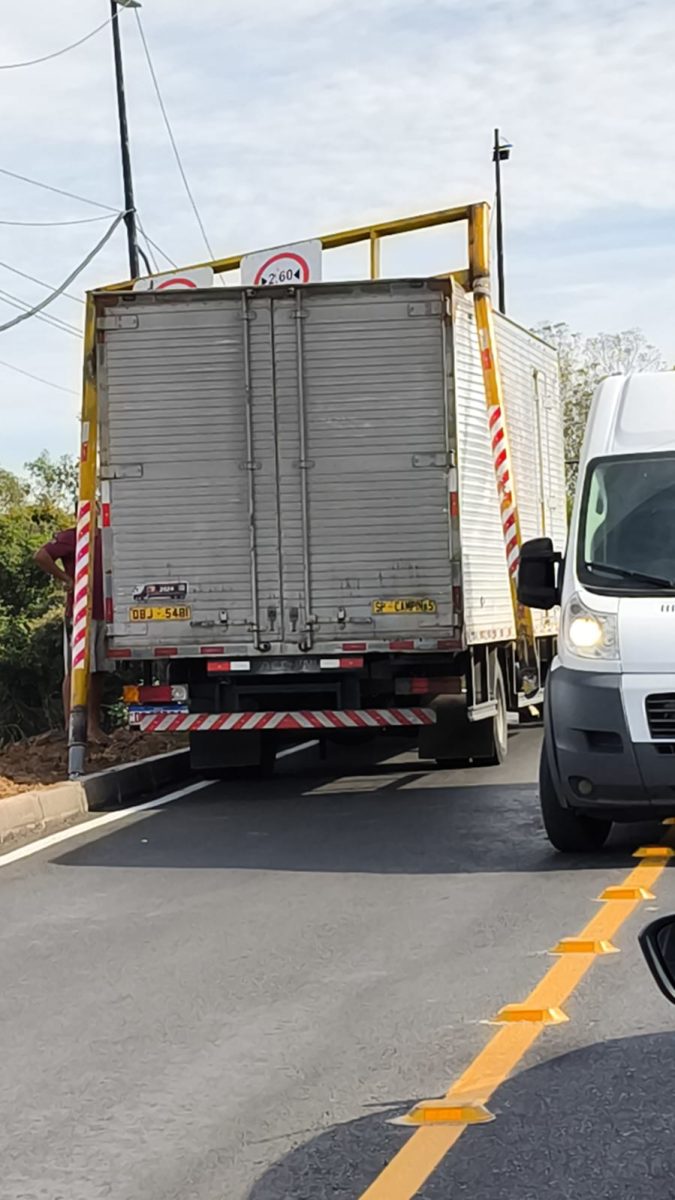 Após arrancar “goleira” da Ponte de Ferro, motorista foge