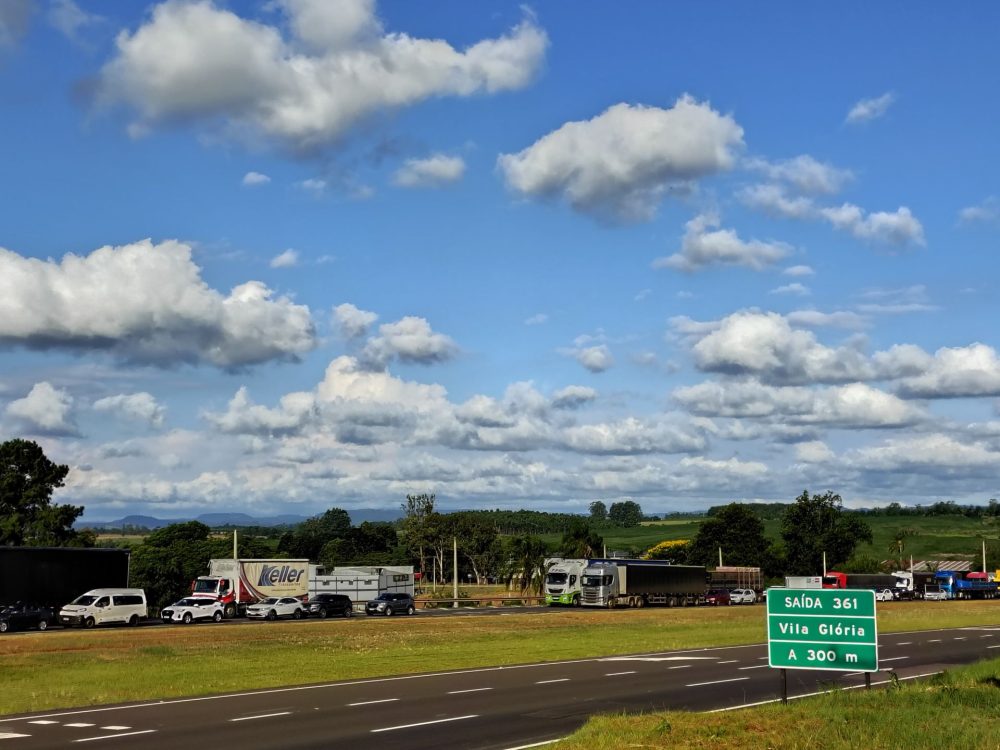 Remoção de carreta tombada em Bom Retiro do Sul congestiona BR-386