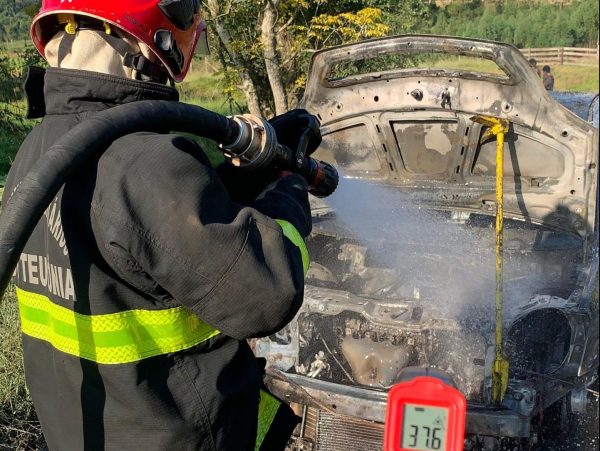 Incêndio destrói veículo na Linha Catarina, em Teutônia