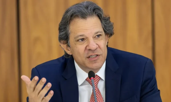 Haddad descarta elevar IOF para conter saída de dólares