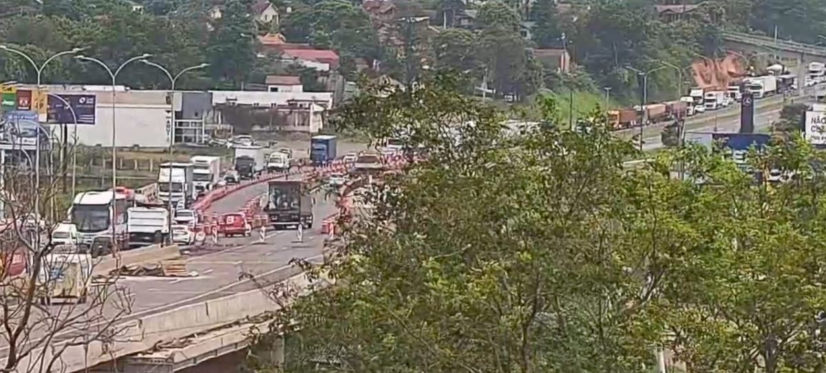 Caminhão em pane no acesso à ponte do Taquari congestiona BR-386