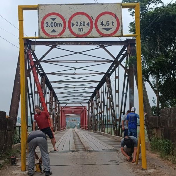 Manutenção de “goleiras” bloqueia Ponte de Ferro