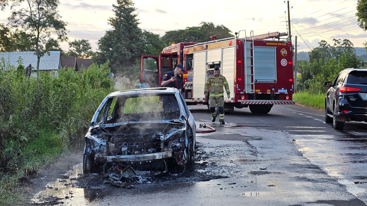 Incêndio atinge carro no bairro São Bento