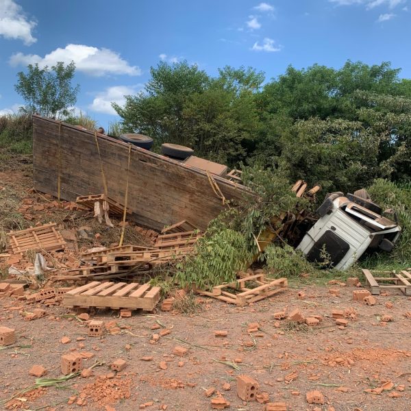 Motorista de caminhão morre após veículo tombar na RSC-453