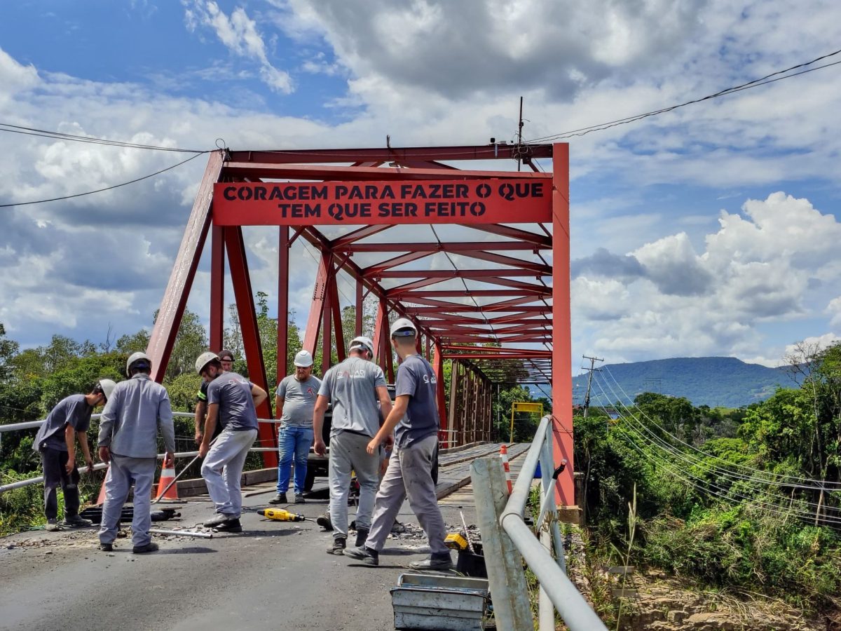 Obras bloqueiam trânsito na Ponte de Ferro nesta madrugada