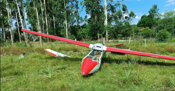 Avião de pequeno porte cai durante aula de voo, em Montenegro