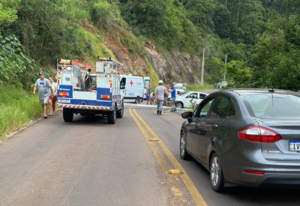 Veículo colide em poste de luz entre Forquetinha e Canudos do Vale