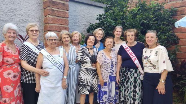 Grupo de mulheres celebra a amizade há 40 anos