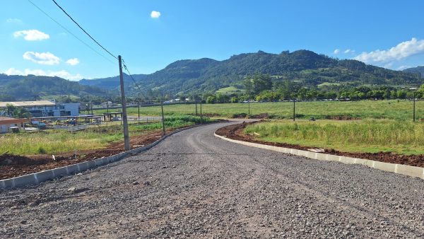 Via de Marques de Souza recebe pavimentação