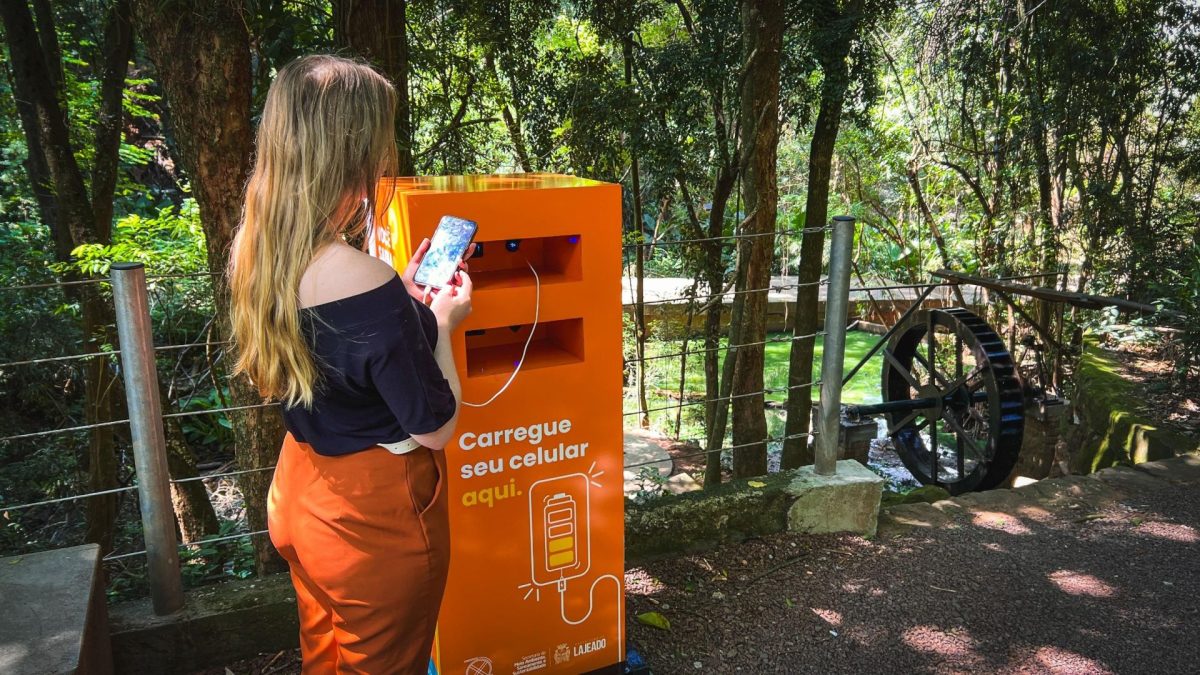 Roda d’água gera energia para carregar celulares no Parque do Engenho